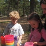 Ellen og Lochlan leger med en sommerfuglelarve