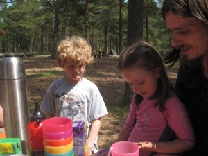 Ellen og Lochlan leger med en sommerfuglelarve